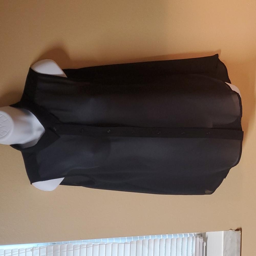 Sleeveless Collared Button-down